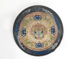 une assiette ornée d'un motif bleu et vert