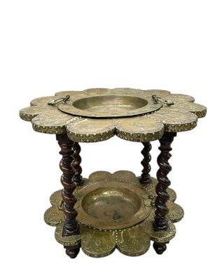 BRASERO de forme polylobée en bois et laiton repoussé à deux…