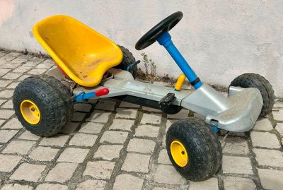 82 / CH-C6 / Kart à pédales Charton en plastique.