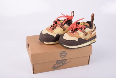 Chaussures Nike Air Max 1 pour bébé, présentées dans leur boîte sur fond blanc