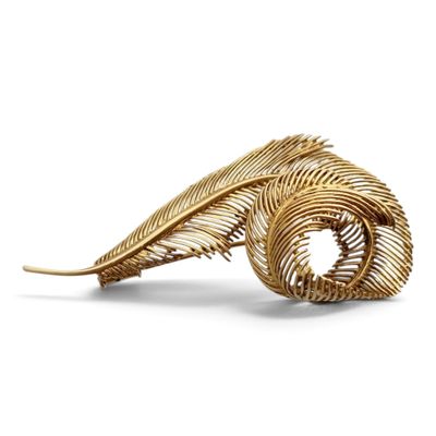 une broche en feuille d'or ornée d'un motif en spirale
