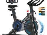 un gros plan d'un vélo d'appartement sur lequel est fixé un téléphone portable