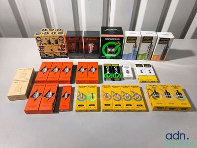 de nombreux types d'appareils électroniques sur la table