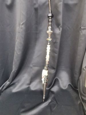 un très long collier composé de perles argentées et noires, posé sur un tissu noir