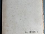 un vieux livre posé sur une table bleue, à côté d'une tasse de café