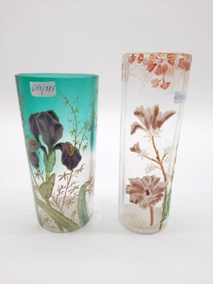 deux vases posés l'un à côté de l'autre sur une surface blanche