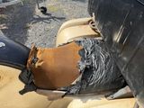 une photo d'une moto avec une selle et un siège rouillés