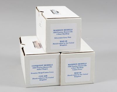 trois boîtes étiquetées, empilées les unes sur les autres