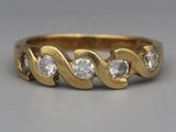 l'image d'une bague en or ornée de diamants