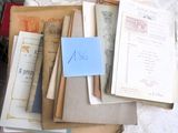 une pile de vieux livres sur une table