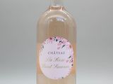 une bouteille de vin posée sur une table