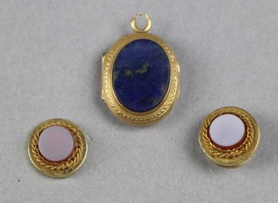 trois bijoux, dont un en lapis-lazuli et un pendentif
