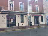 des immeubles dotés de balcons, surmontés d'autres balcons, dans une rue de la ville