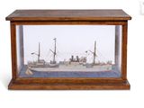 une maquette de bateau dans une vitrine