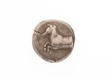 gros plan d'une pièce de monnaie sur laquelle figure un cheval
