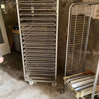 deux rayonnages placés l'un à côté de l'autre dans une pièce