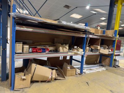 de nombreux cartons et boîtes sur les étagères de l'entrepôt
