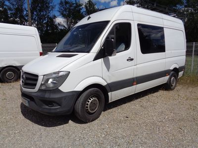 une camionnette blanche garée sur un terrain