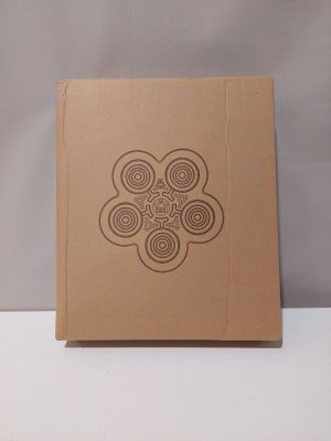 une boîte marron décorée d'un motif, posée sur une table