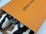 Baskets Louis Vuitton noires et blanches dans leur boîte