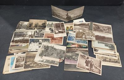 beaucoup de vieilles photos sur la table ensemble