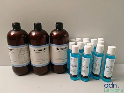 Plusieurs flacons de produits nettoyants sont alignés sur une table