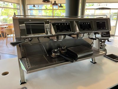 une machine à café posée sur une table