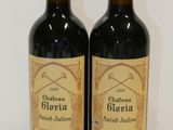 deux bouteilles de vin posées sur une table l'une à côté de l'autre