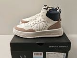 une photo d'une paire de baskets posée sur une boîte