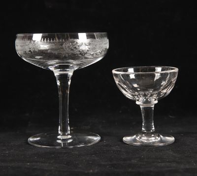 deux verres à vin vides posés l'un à côté de l'autre sur une table