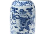 un vase bleu et blanc posé sur une surface blanche