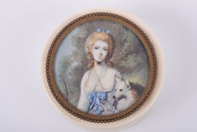 une photo d'une femme avec un chien sur les genoux