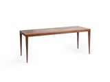la table est en bois et a un plateau en bois