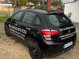 une voiture noire garée sur le bord de la route