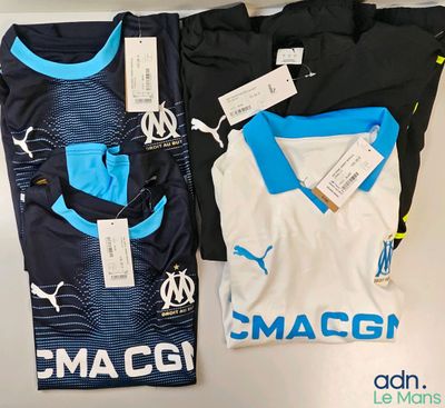 Deux maillots de foot sont posés l'un à côté de l'autre sur une table