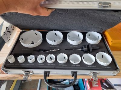 une personne ouvrant une mallette à outils percée de trous