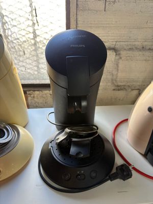 trois types différents de machines à café posées sur le plan de travail