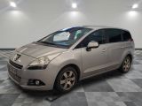la petite voiture argentée est garée dans une pièce au sol en damier