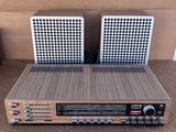 deux enceintes posées sur une chaîne hi-fi