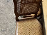 une chaise en bois posée à côté d'une table