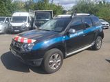 un véhicule noir et bleu garé sur un parking