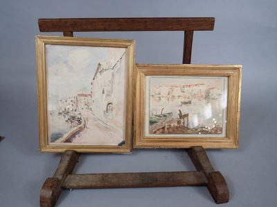 deux tableaux encadrés représentant une scène de rue, posés sur un chevalet en bois