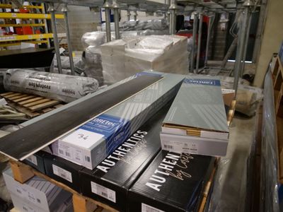 de nombreux paquets de cigarettes posés sur une étagère dans un magasin