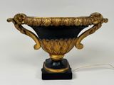 un vase noir et doré posé sur une table