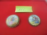 deux peintures miniatures représentant des anges, posées sur un plateau rouge orné d'un autocollant jaune