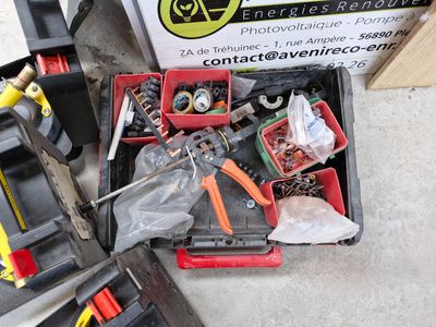 une boîte d'outils posée sur le sol à côté d'une boîte d'outils