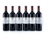 quatre bouteilles de vin rouge sont alignées