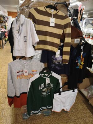 beaucoup de vêtements exposés dans un magasin