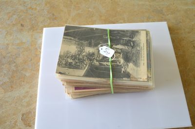 une liasse de billets posée sur une table
