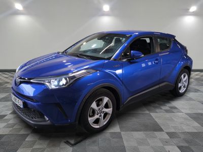 un SUV Toyota C-HR bleu garé dans un garage